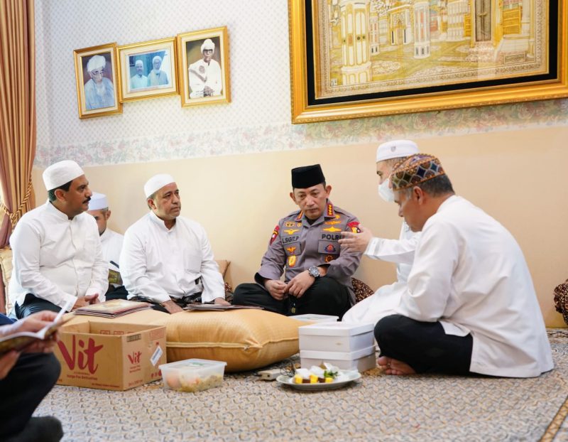 Kapolri Jenderal Listyo Sigit Prabowo melakukan takziah ke rumah duka Habib Zen bin Umar di kawasan Pejaten Barat, Jakarta Selatan, Kamis (11/8/2022)