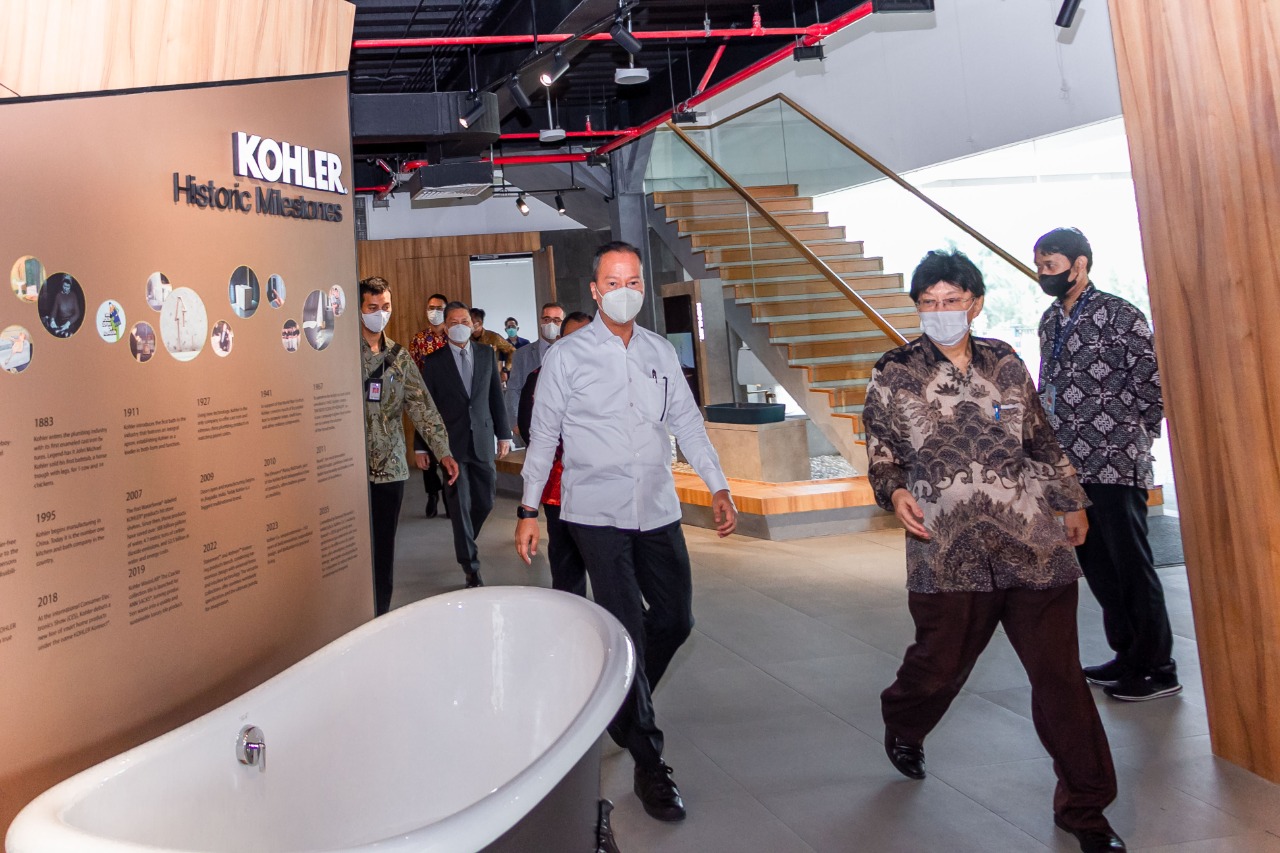 Menteri Perindustrian Agus Gumiwang Kartasasmita saat mengunjungi PT Kohler Manufacturing Indonesia di Cikarang, Senin (15/8)