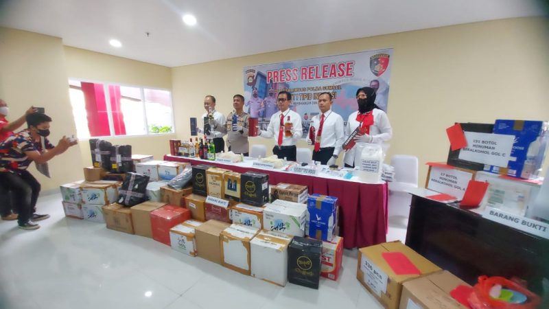Ratusan botol miras tanpa izin berhasil diamankan oleh anggota Unit I Subdit I Tipid Indagsi Ditreskrimsus Polda Sumsel