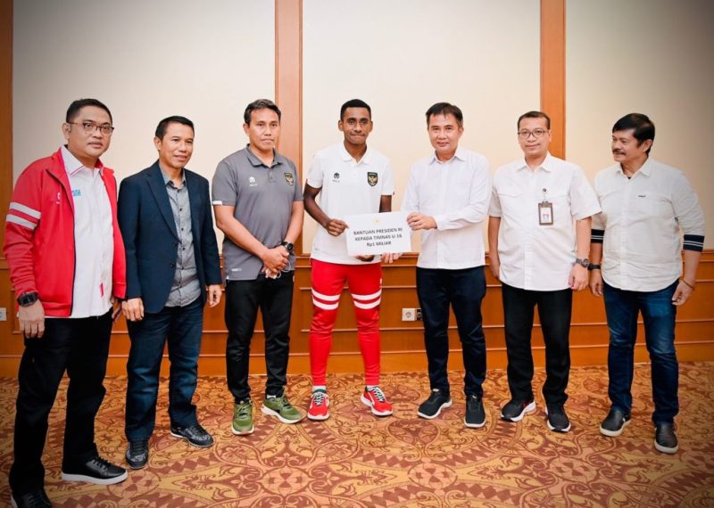 Deputi Bidang Protokol, Pers, dan Media, Setpres, menyerahkan bonus Presiden Jokowi kepada Timnas U-16, di Hotel Sultan, Jakarta, Kamis (18/08/2022)