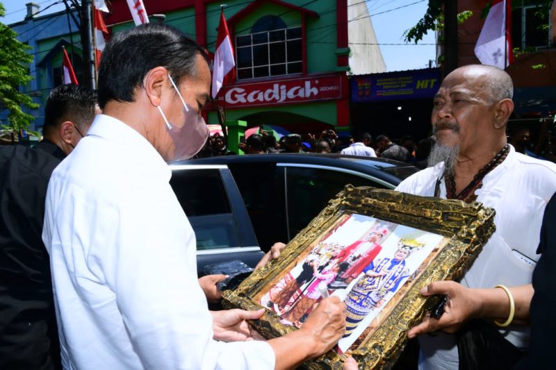 Presiden Jokowi dalam kunjungan ke Pasar Larangan, Sidoarjo, Senin (22/08/2022)