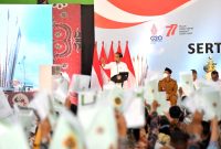 Presiden Jokowi menyerahkan sertifikat tanah untuk rakyat di Gelora Delta, Sidoarjo, Senin (22/08/2022)