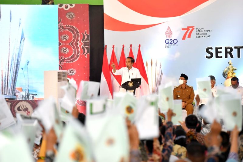 Presiden Jokowi menyerahkan sertifikat tanah untuk rakyat di Gelora Delta, Sidoarjo, Senin (22/08/2022)