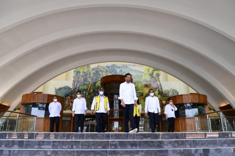 Presiden Jokowi meninjau progres renovasi TMII, di Jakarta Timur, Selasa (23/08/2022)