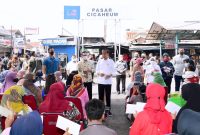 Presiden didampingi Ibu Iriana Jokowi mengunjungi Pasar Cicaheum, Kota Bandung, Jabar, Minggu (28/08/2022)