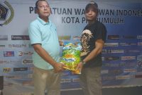 Ketua PWI Kota Prabumulih, Mulwadi saat memberikan hadiah kepada pemenang lomba gaple antar wartawan