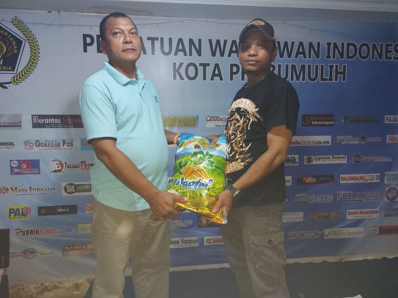 Ketua PWI Kota Prabumulih, Mulwadi saat memberikan hadiah kepada pemenang lomba gaple antar wartawan