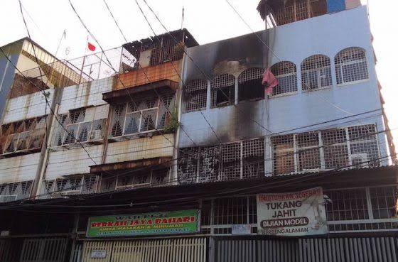 Laboratorium dan Forensik (Puslabfor) Polri memeriksa lokasi rumah toko (ruko) indekos Jalan Duri Selatan, Tambora, Jakarta Barat,