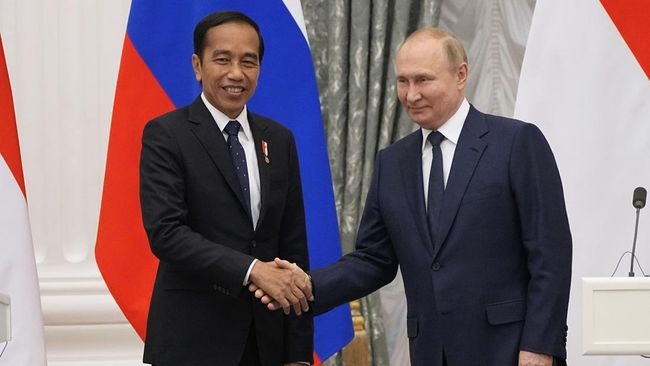 Presiden Rusia Vladimir Putin bersalaman dengan Presiden RI Joko Widodo