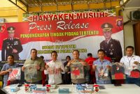 Polda Kalimantan Tengah saat konferensi pers tentang ungkap kasus penambangan emas ilegal