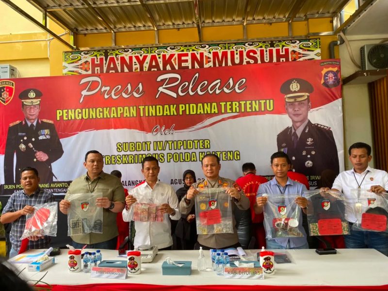 Polda Kalimantan Tengah saat konferensi pers tentang ungkap kasus penambangan emas ilegal