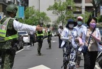 Polisi mengevakuasi warga menyusul luncuran rudal Dongfeng China ke Selat Taiwan