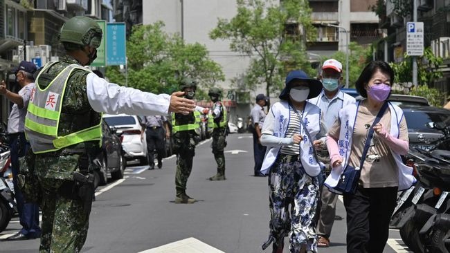Polisi mengevakuasi warga menyusul luncuran rudal Dongfeng China ke Selat Taiwan