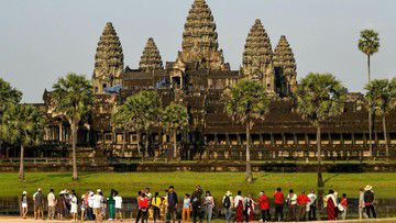 memulangkan 12 warga negara Indonesia (WNI) yang menjadi korban penipuan penempatan kerja di Kamboja