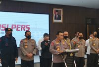 Kapolri, Jenderal Polisi Drs. Listyo Sigit Prabowo MSi bersama Timsus Polri saat memberikan keterangan pers