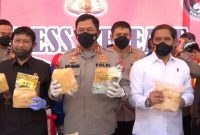 Kapolda Sulawesi Selatan, Irjen. Pol. Nana Sudjana saat menggelar keterangan pers