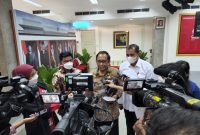 Menko Polhukam Mahfud MD, Menkominfo Johnny G. Plate, dan Wamenkumham Edward Omar Sharif Hiariej memberikan keterangan pers di Kantor Presiden, Jakarta, Selasa (02/08/2022)