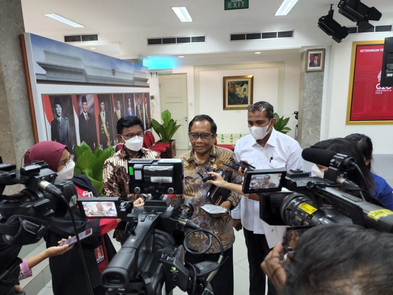 Menko Polhukam Mahfud MD, Menkominfo Johnny G. Plate, dan Wamenkumham Edward Omar Sharif Hiariej memberikan keterangan pers di Kantor Presiden, Jakarta, Selasa (02/08/2022)