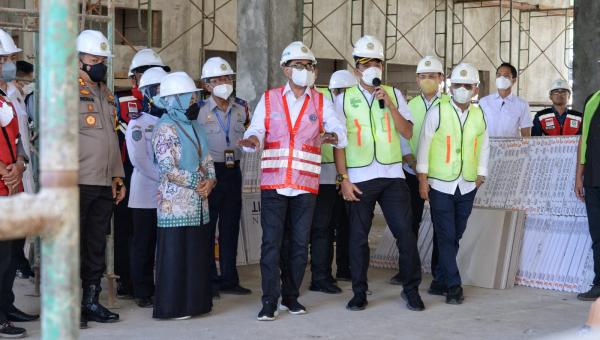 Menteri Perhubungan Budi Karya Sumadi saat meninjau progres pembangunan Terminal Tingkir, Minggu (7/8