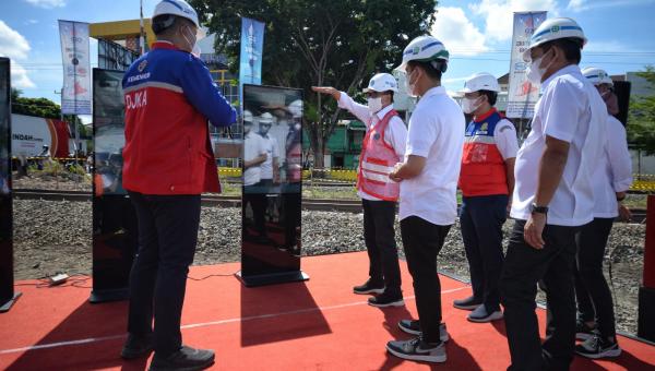 Menhub Budi Karya Sumadi saat meninjau progres pembangunan jalur ganda KA Solo-Semarang di Simpang Joglo, Solo, Minggu (7/8)