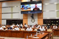 Salah satu calon pemain naturalisasi Timnas Indonesia Sandy Walsh  saat mengikuti  raker dengan Komisi III DPR RI, PSSI dan Menpora 