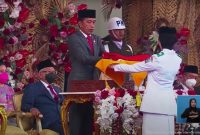 Presiden RI Joko Widodo memimpin Upacara Penurunan Bendera Negara Sang Merah Putih di halaman Istana Merdeka
