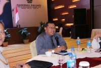 Direktur Layanan Haji dalam Negeri Saiful Mujab (tengah)