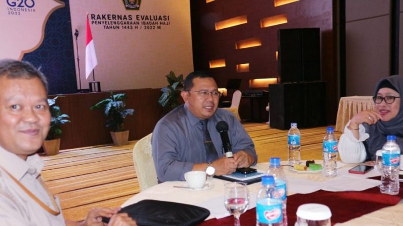 Direktur Layanan Haji dalam Negeri Saiful Mujab (tengah)