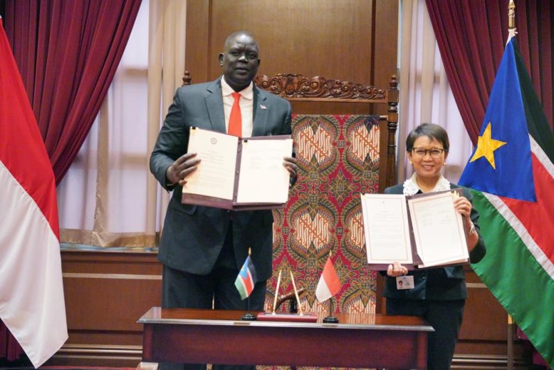 Penandatanganan Komunike Pembukaan Hubungan Diplomatik Indonesia – Sudan Selatan, di New York, AS, Selasa (20/09/2022)