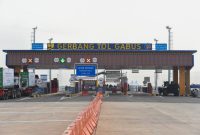 Kendaraan saat melintas di Gerbang Tol Gabus, Jalan Tol Cibitung – Cilincing