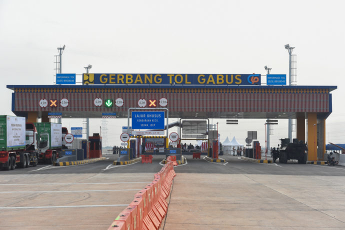 Kendaraan saat melintas di Gerbang Tol Gabus, Jalan Tol Cibitung – Cilincing