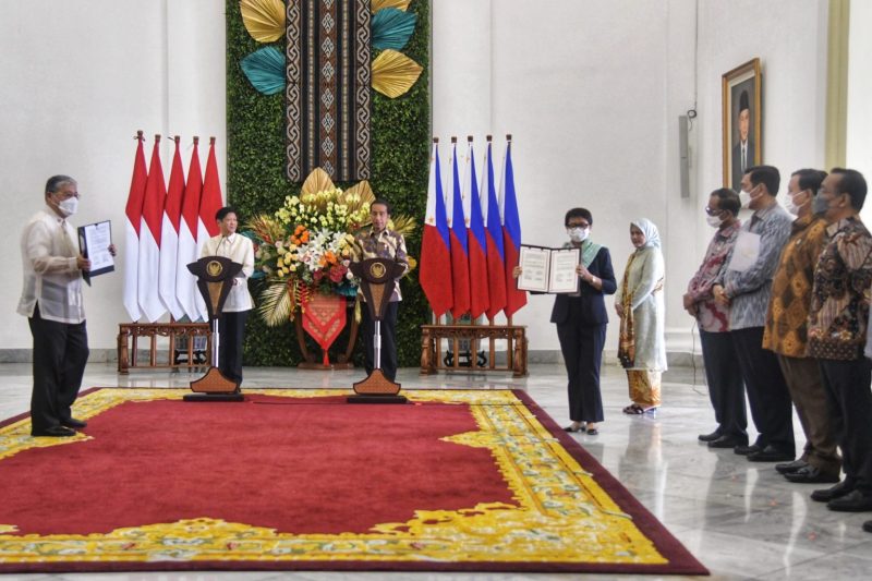 Presiden Jokowi dan Presiden Marcos Jr menyaksikan penandatangan MoU antara kedua negara, di Istana Kepresidenan Bogor, Jawa Barat, Senin (05/09/2022) 