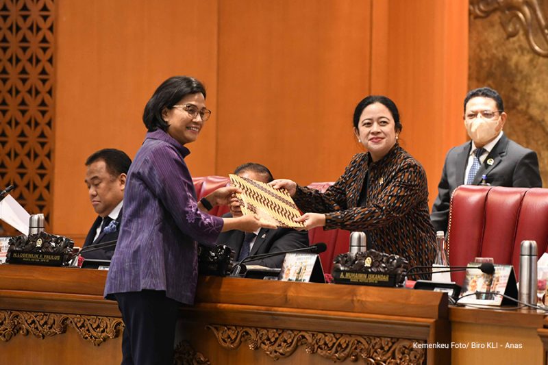 Ketua DPR Puan Maharani dan Menkeu Sri Mulyani pada Rapat Paripurna DPR RI ke-4 Masa Persidangan I Tahun Sidang 2022-2023, Selasa (06/09/2022)