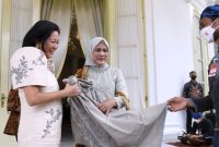 Ibu Iriana Jokowi mengajak Ibu Louise Araneta Marcos melihat pameran kain asli suku Badui, di Istana Kepresidenan Bogor, Jawa Barat, Senin (05/09/2022)