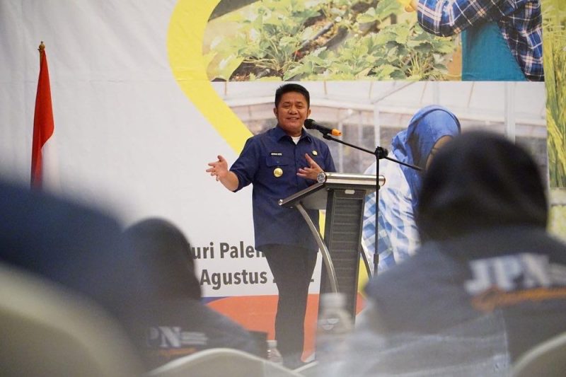 Gubernur Sumsel H Herman Deru saat sambutan pada Bimtek fasilitas pembiayaan pertanian, kebijakan pembangunan pertanian untuk wanita tani dan materi teknis inovasi olahan hasil pertanian