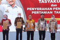 Wakil Gubernur Sumsel H Mawardi Yahya menerima  penghargaan dari Kementan RI