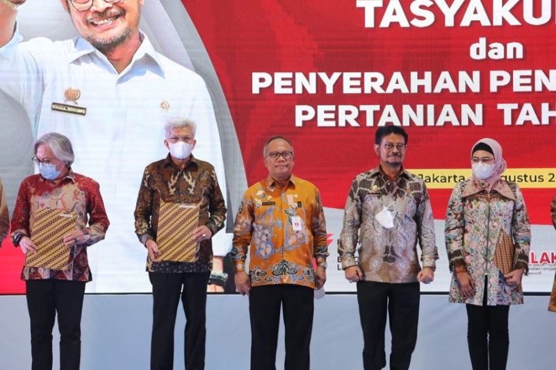 Wakil Gubernur Sumsel H Mawardi Yahya menerima  penghargaan dari Kementan RI