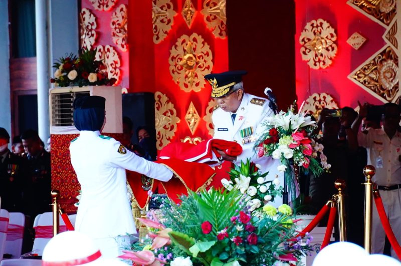 Wakil Gubernur Sumsel H Mawardi Yahya bertindak sebagai Inspektur Upacara (Irup) penurunan bendera merah putih di Istana Gubernur Griya Agung Palembang