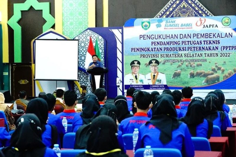 Gubernur Herman Deru ketika menyampaikan sambutan pada mengukuhkan dan pembekalan Pendamping Petugas Teknis Peningkatan Produksi Peternakan Sumsel