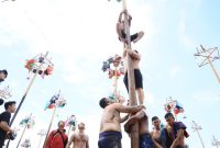 Lomba Panjat Pinang 77 Pohon 