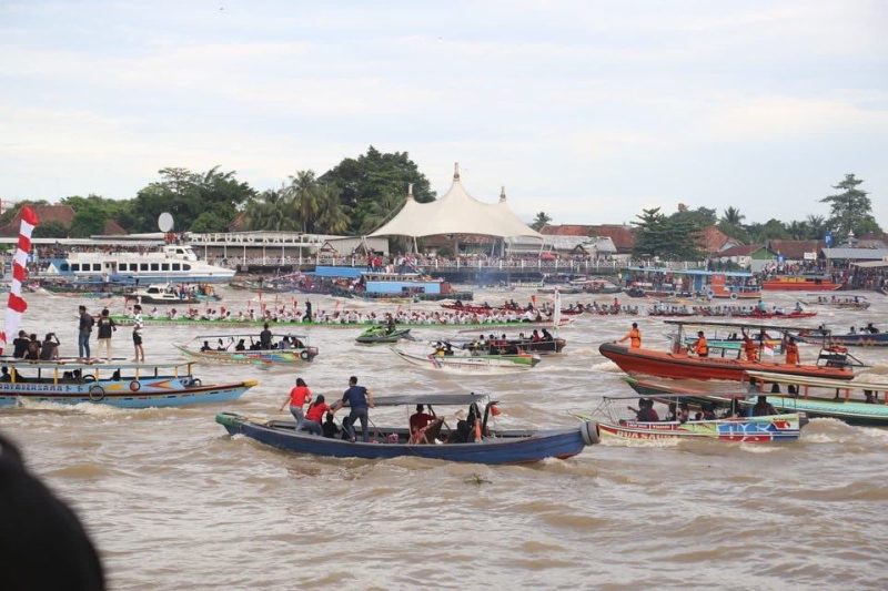 Lomba bidar tadisional dan perahu hias di Sungai Musi 