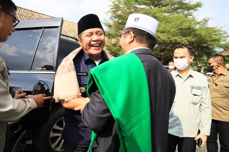 Gubernur Sumsel, H Herman Deru menghadiri Tabligh Akbar dan Syukuran Haji yang diselenggarakan KBIH Multazam Darul Ulum Yayasan Ma'had Darul Ulum