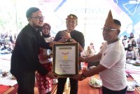 Festival Sedekah Ramo Nasi Punjung Ayam Terjun meraih Rekor MURI