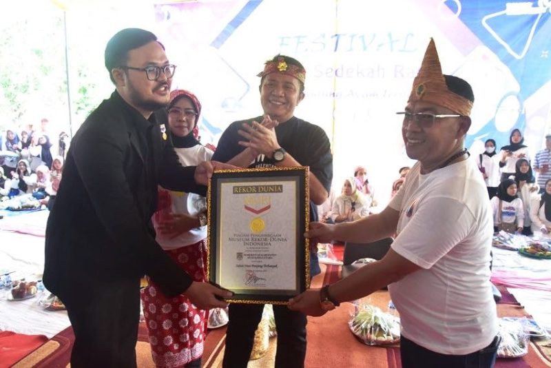 Festival Sedekah Ramo Nasi Punjung Ayam Terjun meraih Rekor MURI