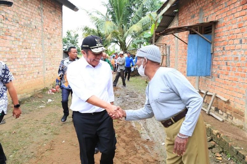 Gubernur Sumsel, H Herman Deru saat mengunjungi Kampung Laos