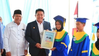 Gubernur Sumsel, H Herman Deru saat menghadiri wisuda 534 santri TK/TPA DPD BKPRMI di Sekolah IT Peradaban di Kayu Agung