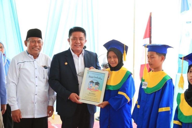 Gubernur Sumsel, H Herman Deru saat menghadiri wisuda 534 santri TK/TPA DPD BKPRMI di Sekolah IT Peradaban di Kayu Agung