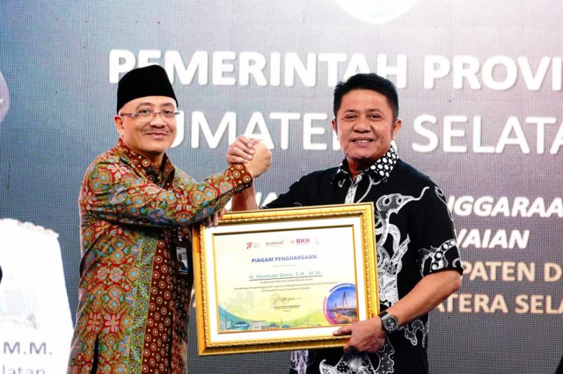 Gubernur Sumsel, H Herman Deru menerima penghargaan dari BKN RI