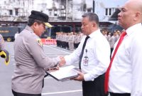Kapolda Sumsel Irjen Pol Drs Toni Harmanto MH memberikan penghargaan ke pada tujuh personil Direktorat Intelkam Polda Sumsel dari Menteri Kelautan dan Perikanan, saat memimpin Apel pagi di Parkir lapangan Mapolda Sumsel, Senin [06/09/2022].