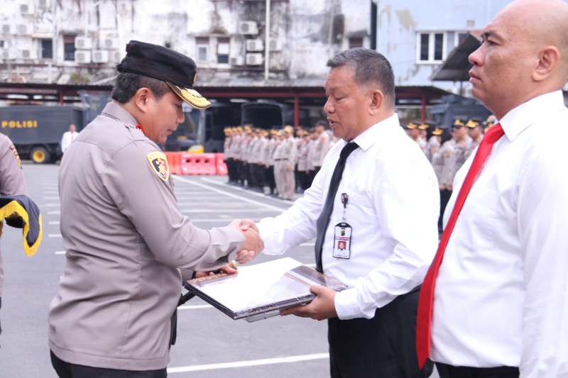 Kapolda Sumsel Irjen Pol Drs Toni Harmanto MH memberikan penghargaan ke pada tujuh personil Direktorat Intelkam Polda Sumsel dari Menteri Kelautan dan Perikanan, saat memimpin Apel pagi di Parkir lapangan Mapolda Sumsel, Senin [06/09/2022].